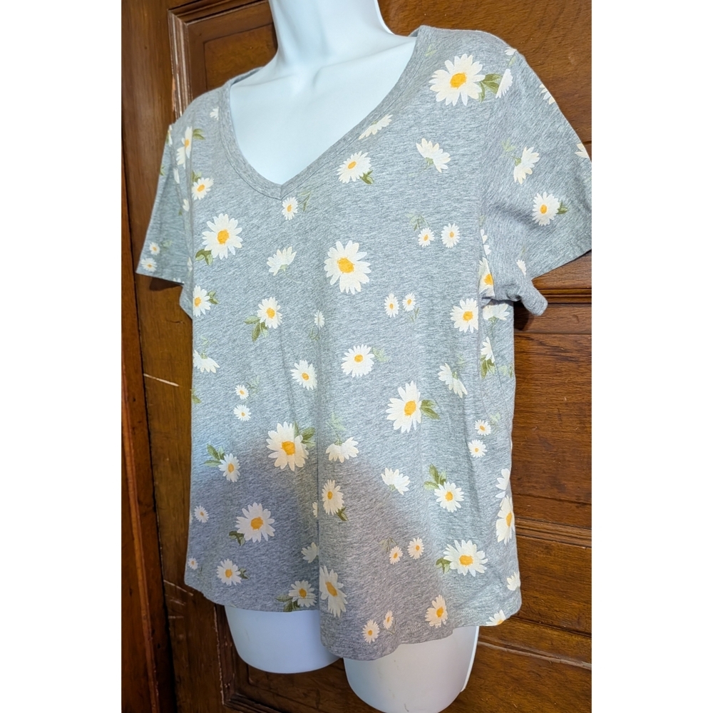 Old Navy Everywhere V-Neck "Friendly Daisy" Printed Tee - Picture 6 of 9